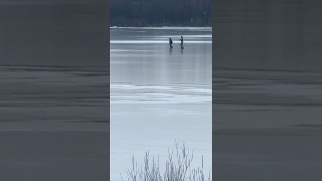 😳На Черном озере в Некрасовке подростки гуляют по льду😳