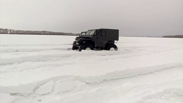 снегоболотоход Тайпан по глубокому снегу.