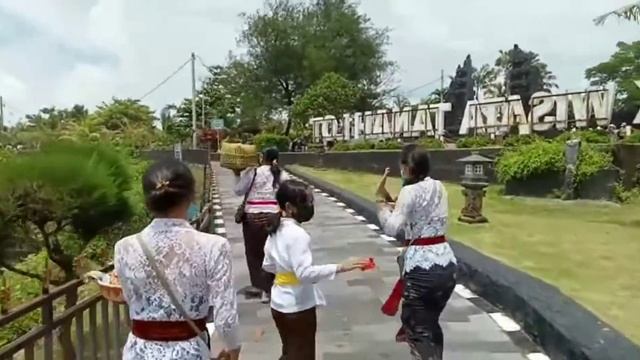 PURA BATU BOLONG TANAH LOT // YG CANTIK NAN INDAH.