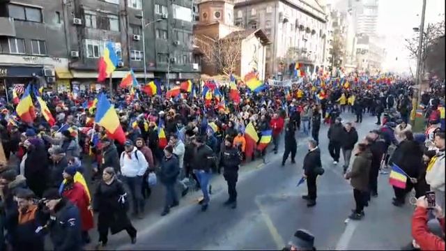 🇷🇴В Бухаресте идет многотысячный марш против аннулирования итогов президентских выборов.