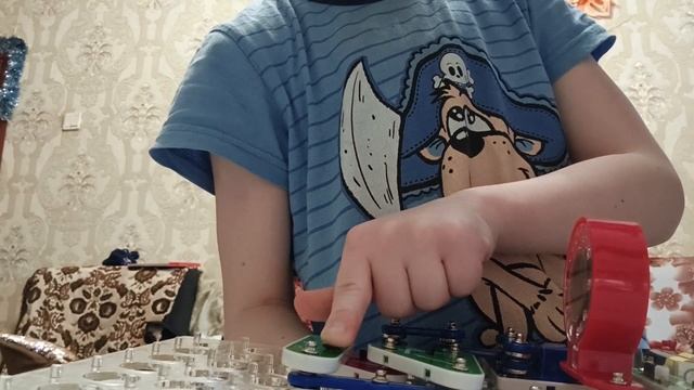 Собрали из электронного конструктора музыкальный звонок
