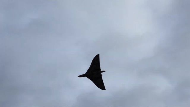 Avro Vulcan XH558 - Fast Approach and banking to RAF Waddington 25/09/14 - Cold War Tour