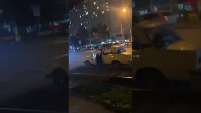 На улице Коммунаров  в Краснодаре автомобилисты устроили "игры" на рельсах.