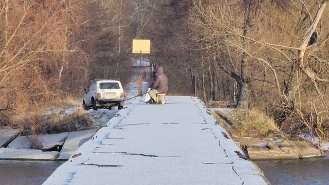 Рыбачат на летнюю удочку зимой