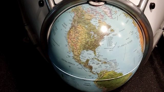 Прекрасный украшенный к Рождеству и новому году аэропорт в Риге, Латвия.
