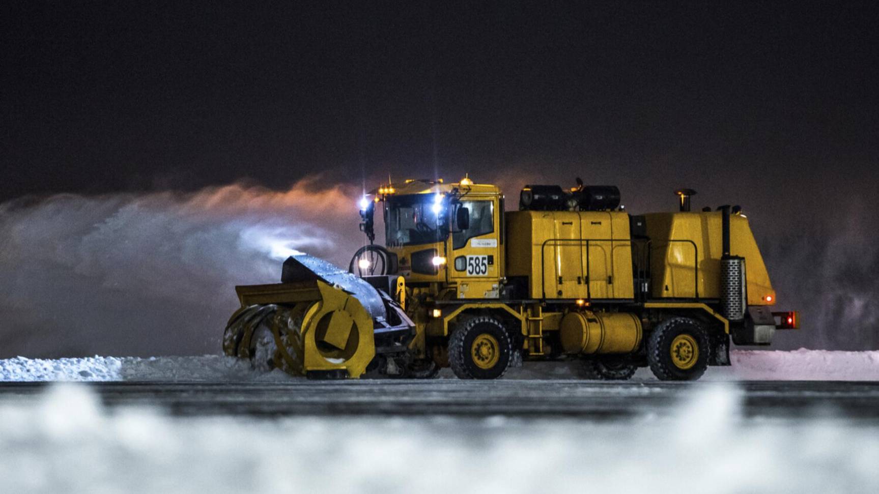 Аэропорт Пулково приостановил работу