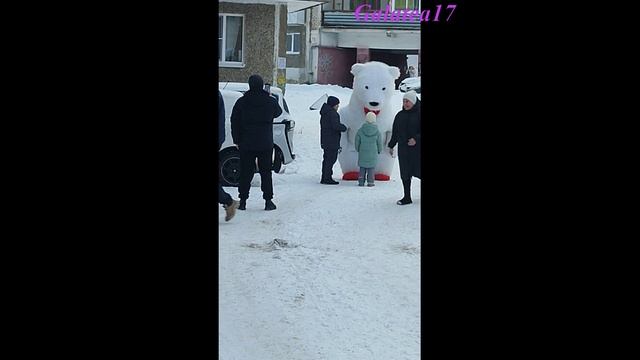 МИЛЫЙ И ЗАБАВНЫЙ МИШКА РАДУЕТСЯ ДЕТЯМ И ДАЖЕ НОСИКОМ ВОДИТ)))\У НАС ПРАЗДНИК КАЖДЫЙ ДЕНЬ ВО ДВОРЕ