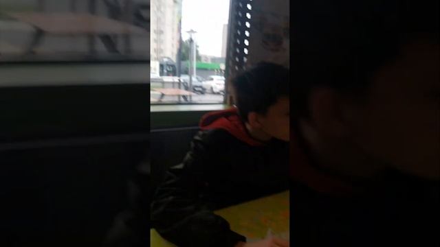 Гулюшки клюют семьки