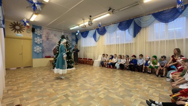 Новый год  группа «Дружная семейка» и группа «Росток»
