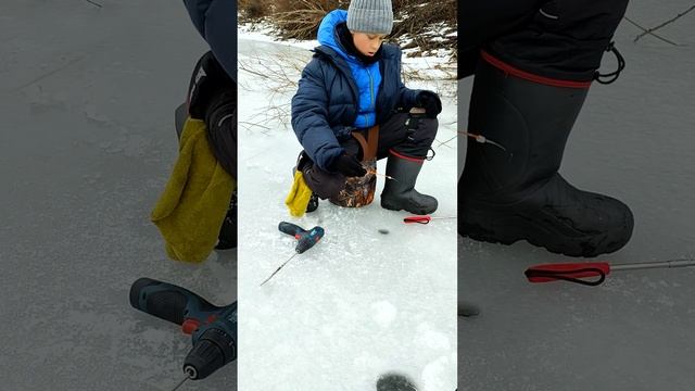 Чуть не избили на рыбалке😲 #рыболов #fishing #рыбак #снастидлярыбалки #плотва #окунь #мормышка