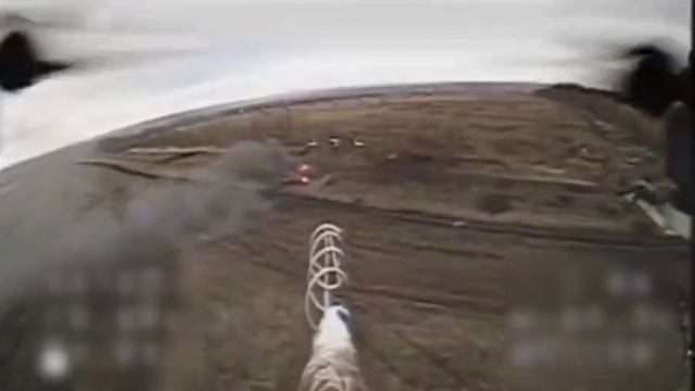 Операторы FPV-дронов "ВТ-40" ВС РФ уничтожили БМП-2 ВСУ на Дзержинском направлении…