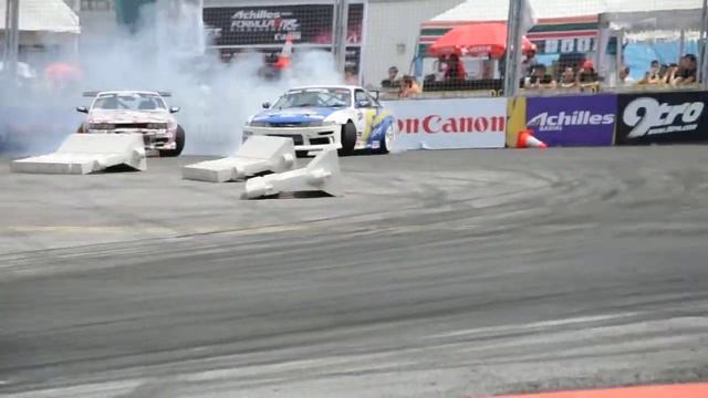 Formula Drift Singapore 2012: Top 32 Ivan Lim Vs. Loyai  Run 2.AVI