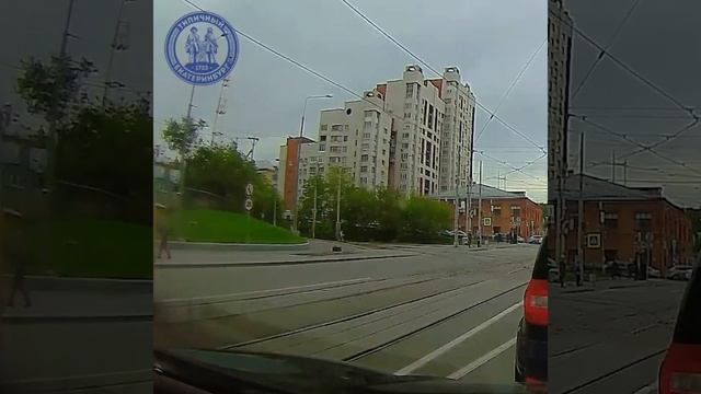Трамвай в Екатеринбурге врезался в автомобиль... на другой стороне дороги