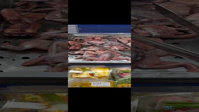 Личинки и лягушки на прилавке в продуктовом магазине Нячанга.