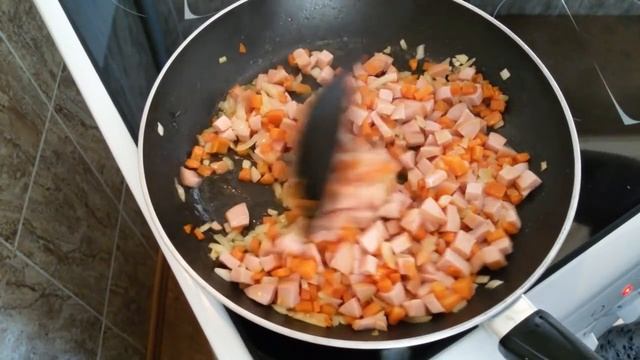 ПРОСТОЙ ГОРОХОВЫЙ СУП С КОПЧЁННОЙ КОЛБАСКОЙ И ГРЕНКАМИ