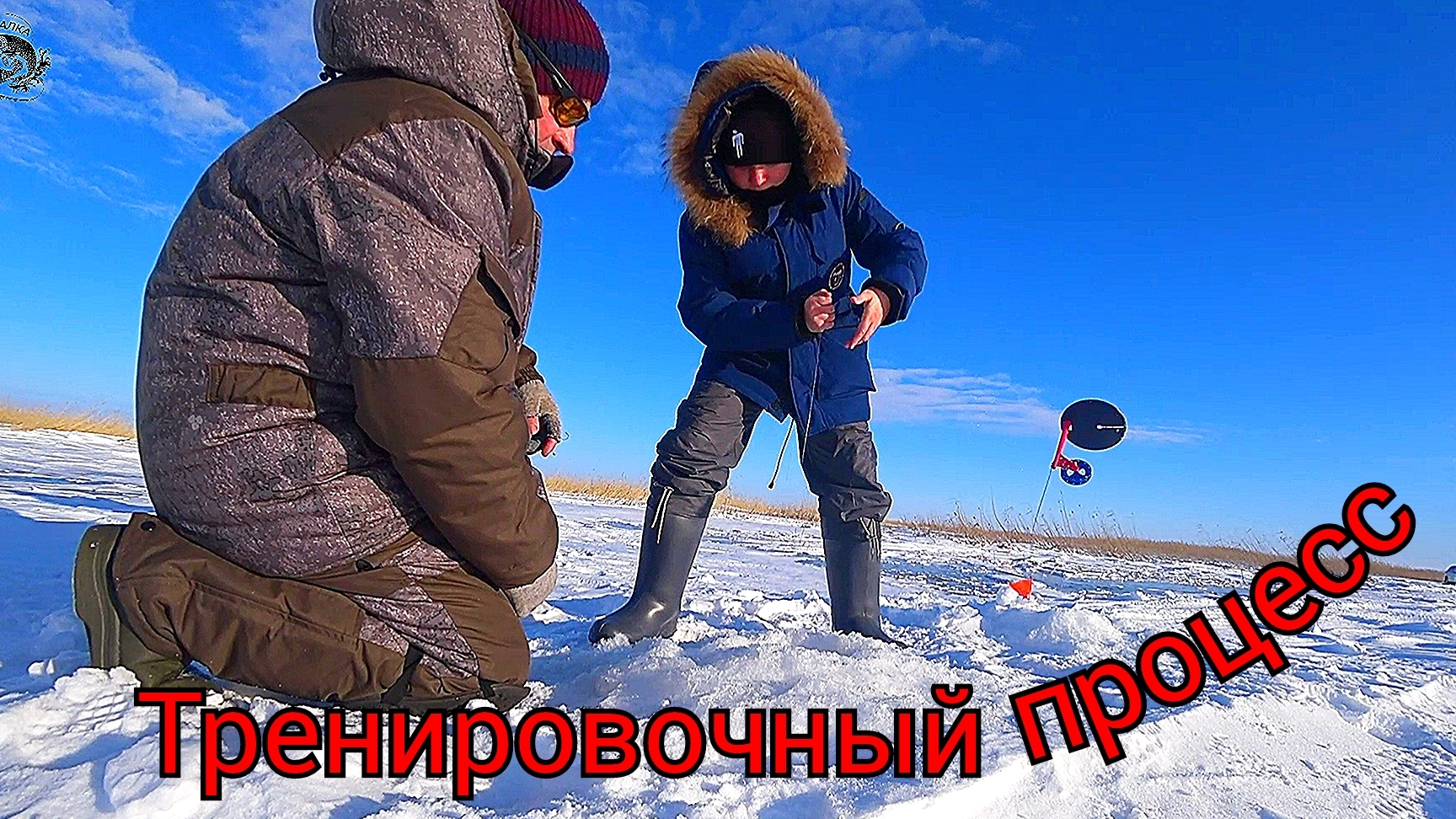 Много щуки в этом озере, товарищ в впоймал крупную щуку.