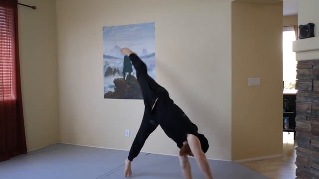 Стойка грудью к стене  (Chest To Wall Handstand)