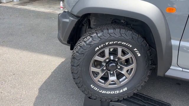 ジムニーシエラ235/75/15タイヤで段差有りでハンドル切れるのか？検証動画。MTタイヤとATタイヤの大きさが違う？ノーマルと1インチリフトアップの違いは？ジムニーシエラグレードの違い徹底解説付き