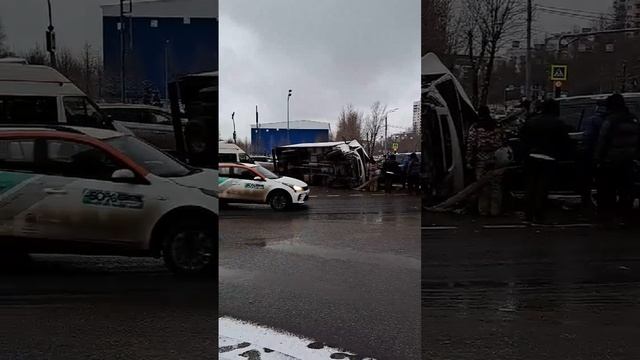 ‼️На Ленинском проспекте грузовик столкнулся с Мерседесом‼️