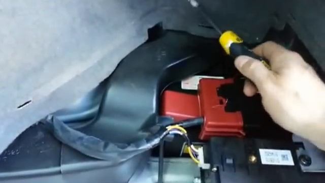 2 minute guide: How to replace a 12v Prius battery