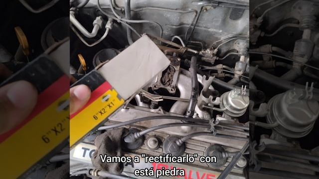 Cosa extraña en el carburador de un Toyota Corolla