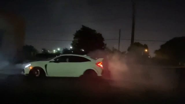 Honda Civic type r fk8 does reverse donut and does a burnout with Honda Civic hatchback sport fk7!