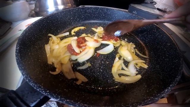 Курица, тушенная с картошкой и стручковой фасолью.