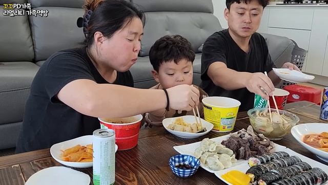 리얼가족먹방:)김밥, 떡볶이, 어묵, 만두에 컵라면! 간만에 아들이랑 분식먹었어요😋ㅣGimbap,Cup Noodle,TteokbokkiㅣEating ShowㅣMUKBANG