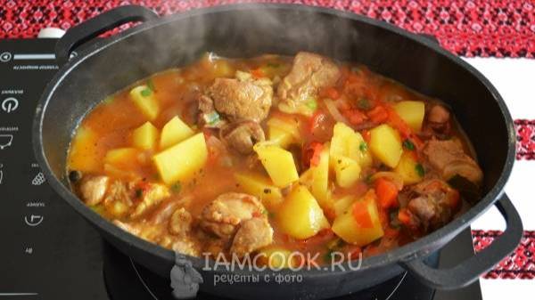Картофель тушеный с мясом в казане