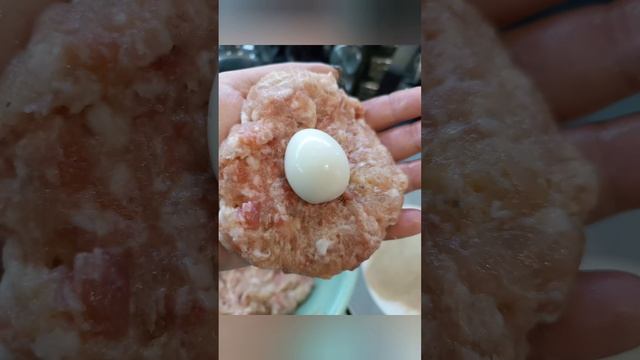 котлеты с перепелиным яйцом.