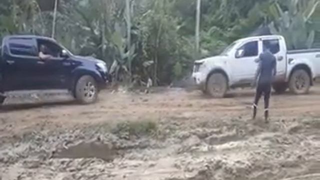 TOYOTA HILUX VS NISSAN NAVARA