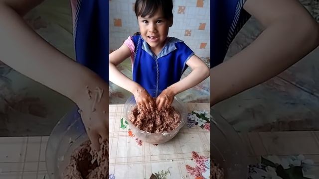 Девочка котлеты делает.👍