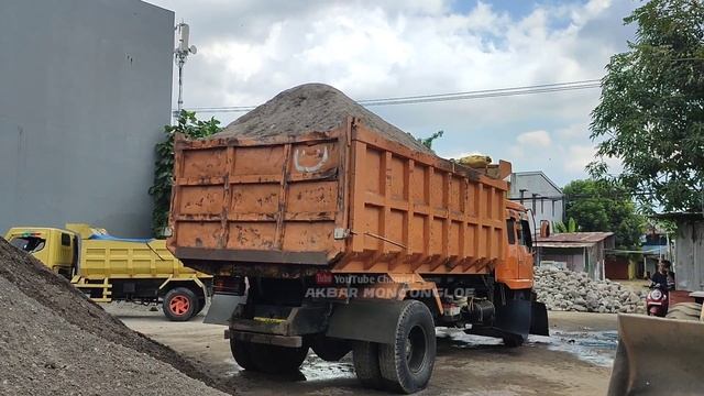 Dump Truk Pasir Mitsubishi Fuso Jomplang Muatan Full Bak Halus