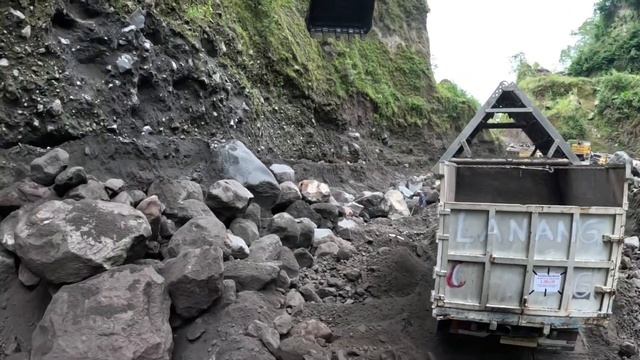 Строительство, песок с камнями для экскаватора  большая нагрузка