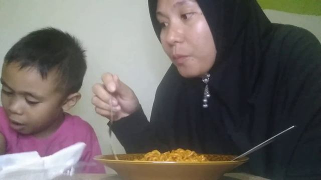 MUKBANG mie gegikara carbonara sama kentang goreng beli di cafe Deket kuburan,,,SERAM!!!!