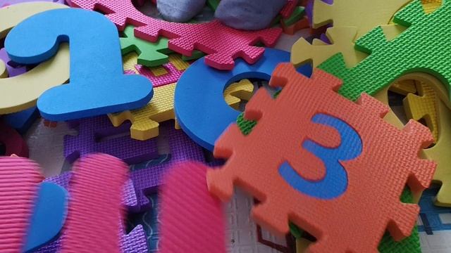 детские развивающие игры, играем в коврики пазлы, изучаем буквы алфавита