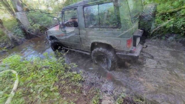 Robimy przejazd dla traktora Mitsubishi Pajero V6 i pompa strażacka Honda WB30XT rzeka Radomka