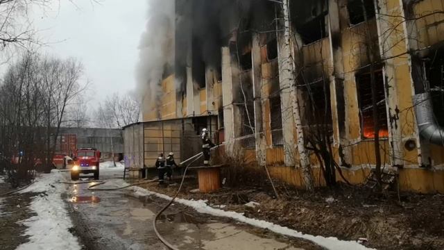 В Химках горит помещение по производству пленки.Возгорание произошло в Загорьевском проезде.