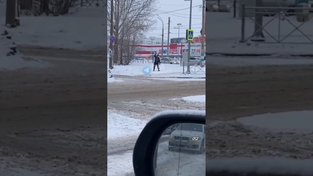 😱 «Около ТЦ «Парус» в Заволжье мужчина пол часа бредит и говорит что хотел бы сжечь землю»  Что про