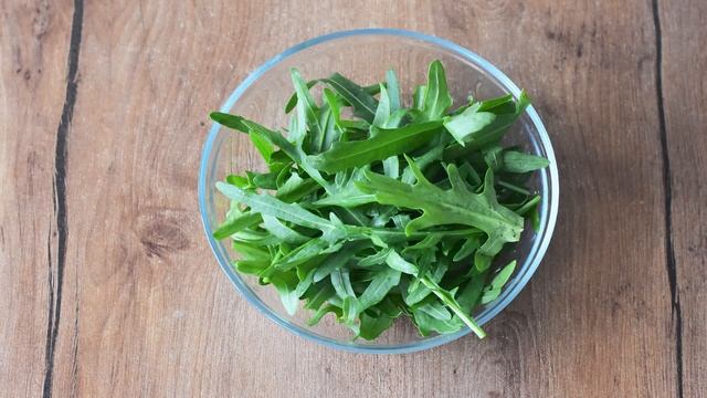 КАК ПРИГОТОВИТЬ САЛАТ С РУККОЛОЙ, КЕДРОВЫМИ ОРЕШКАМИ И КРЕВЕТКАМИ? Вкусный, простой, без майонеза