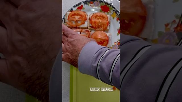 Гренки с сыром - быстрая горячая закуска #Shorts
