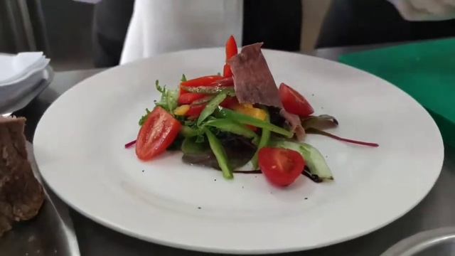 Жылқы етінен салат дайындау және оны ұсыну