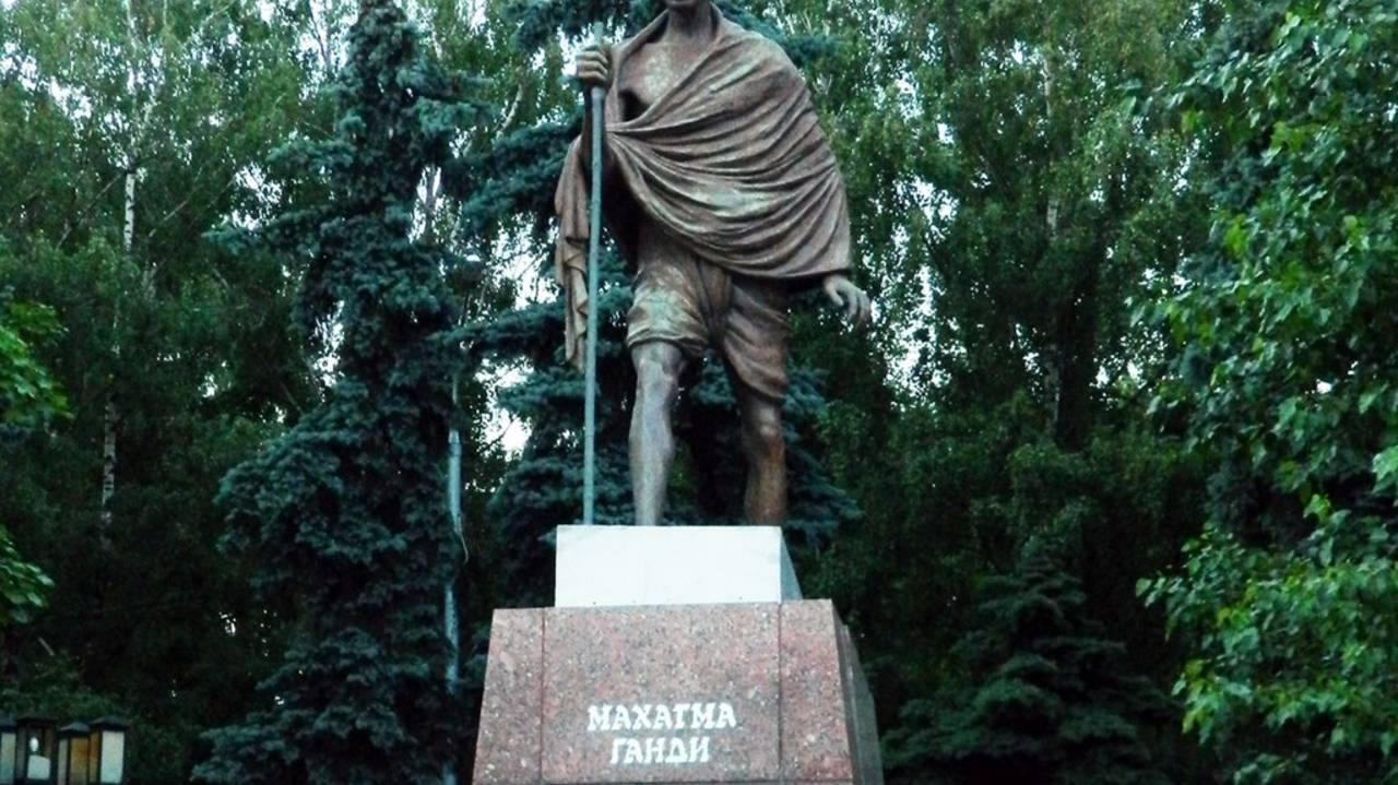 Осквернение памятника Махатме Ганди (Москва)