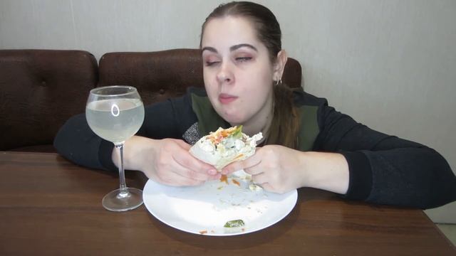 Мукбанг большая домашняя шаурма! Вкусно. Обжор. Как помочь подруге?