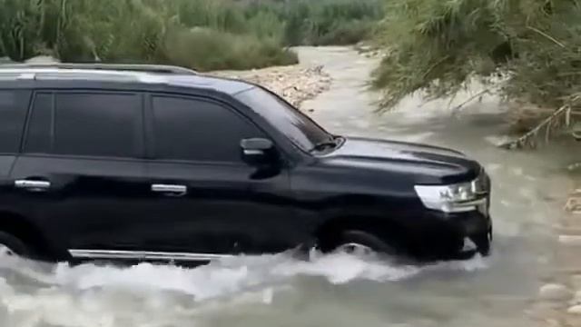 That"s why I love Land Cruiser😍 | Land Cruiser LC200 in water🔥| Black Land Cruiser