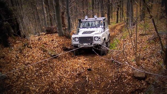 LAND ROVER Defender Off road Tisovec 2012 strieborný defender