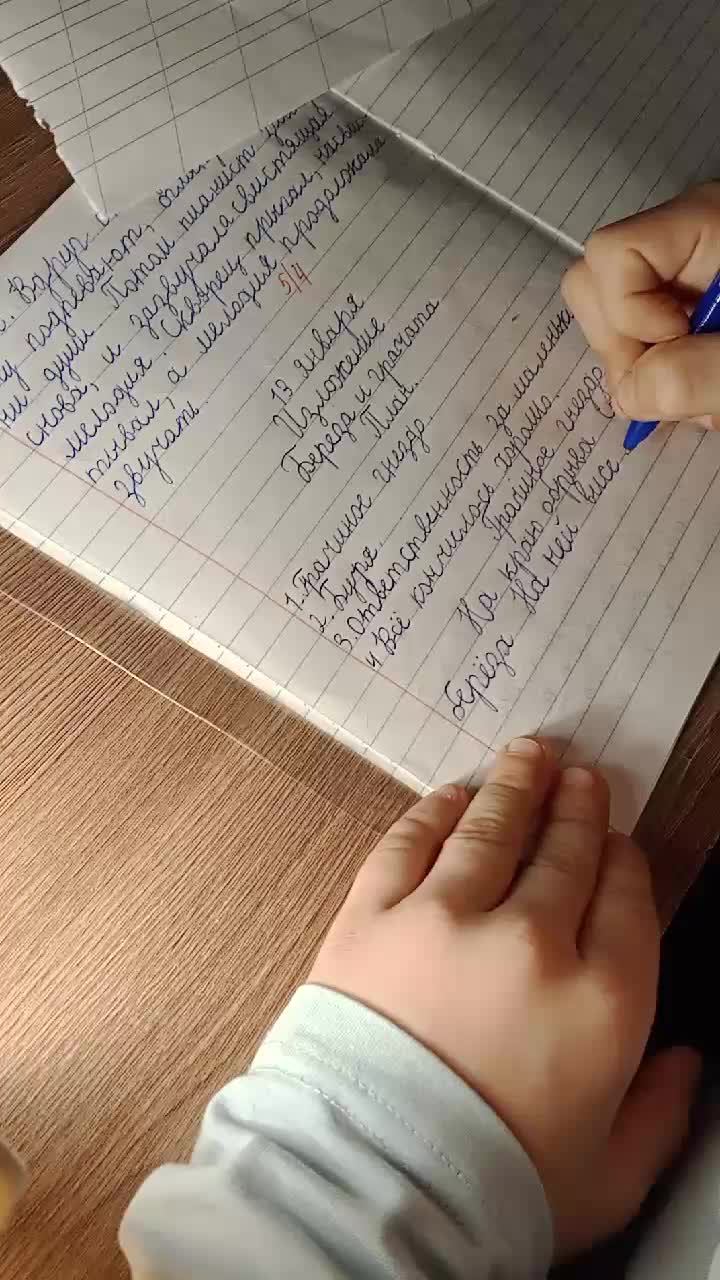 ПРИНЦЕССА спит,а брат уроки делает