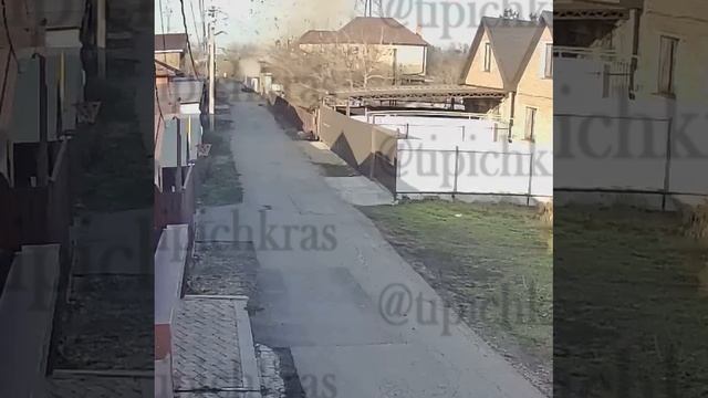 Момент взрыва в частном доме в Краснодаре попал на видео.