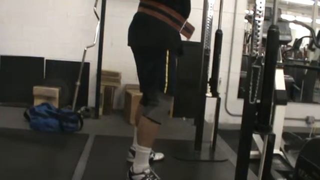 9-11-10 - 1 Arm Manta Ray Squats - 315lbs x 3.mpg