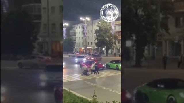 Уличный гонщик на Ferrari едва не сбил семью на пешеходном переходе в центре Екатеринбурга